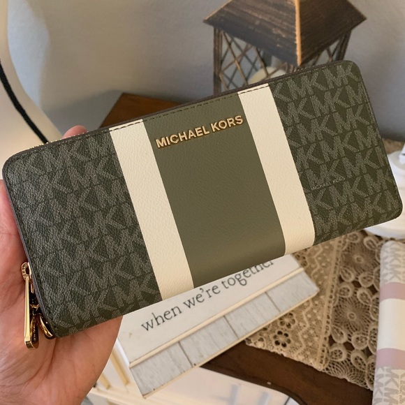 New MK full size wallet ♥️ - Picture 8 of 8